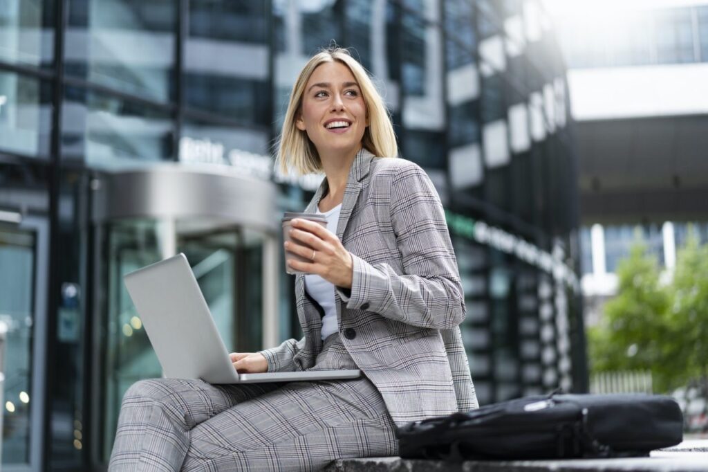 Mujer empresaria trabajando al aire libre en su portátil