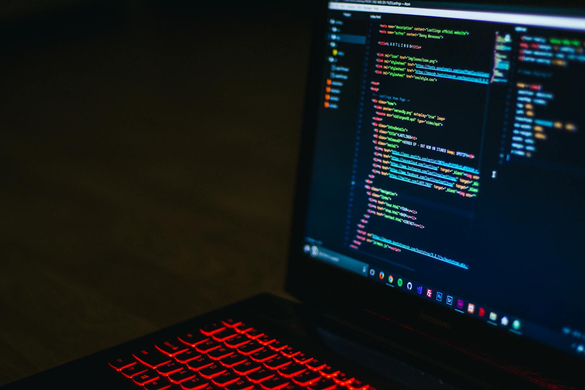 Imagen de la pantalla de un portátil con código html