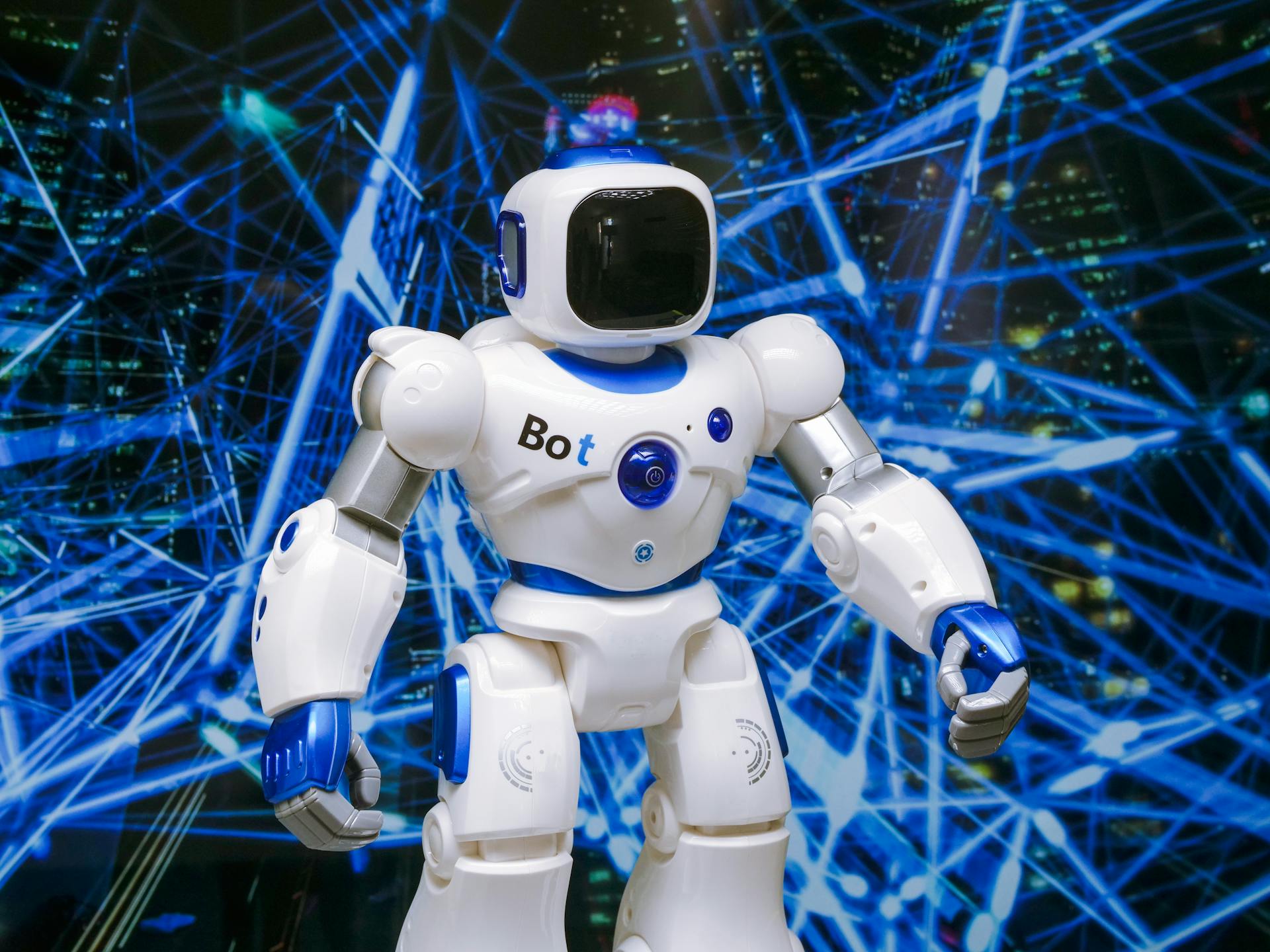 Imagen de un robot de juguete con un fondo azul