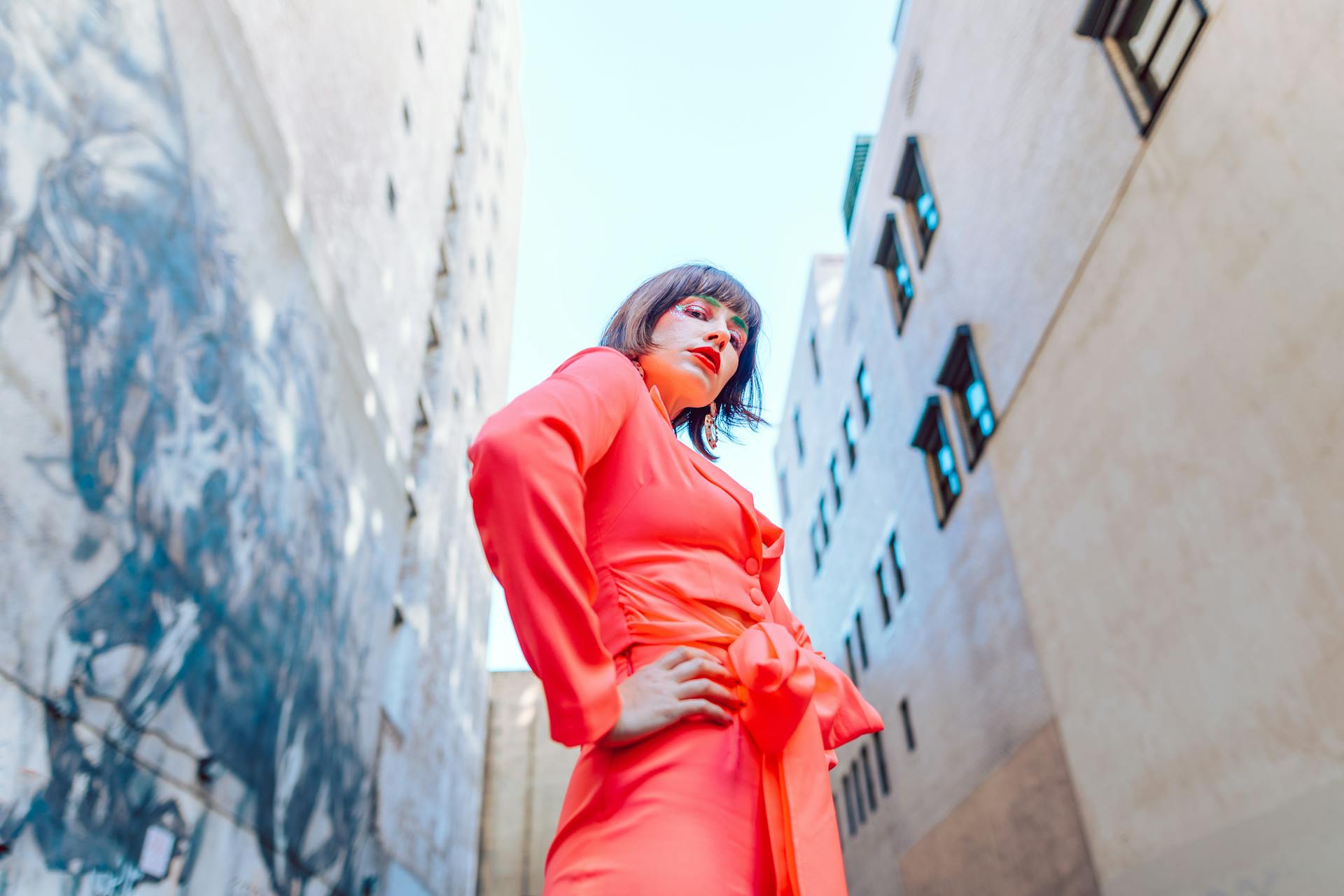 Influencer posando en mitad de la calle