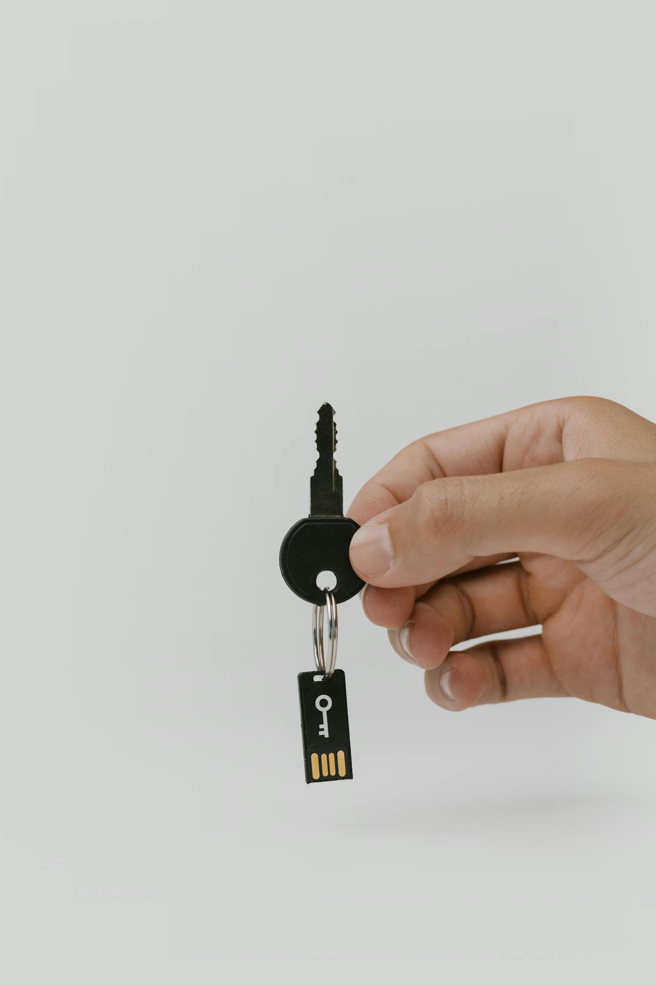 Una mano sosteniendo una llave digital segura