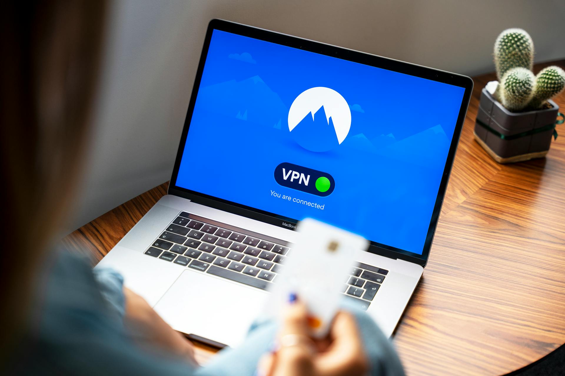 Pantalla de un portátil mostrando un fondo azul y el texto VPN Estas conectado