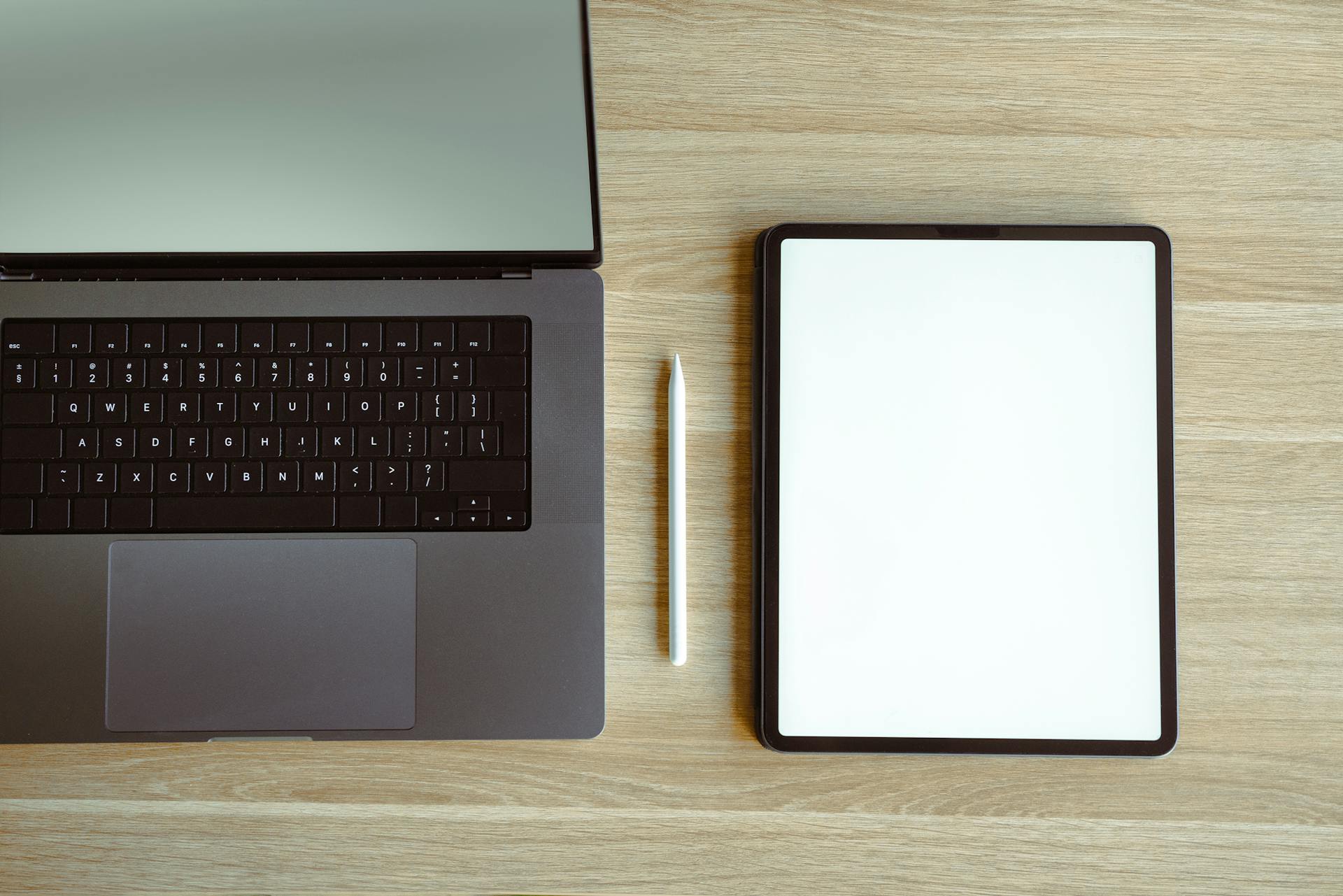 imagen de un escritorio en el que se encuentra un portátil y una tablet con la pantalla en blanco